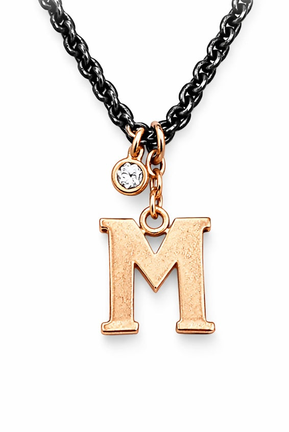 Colgante Letra M en Oro Rosa con Diamante