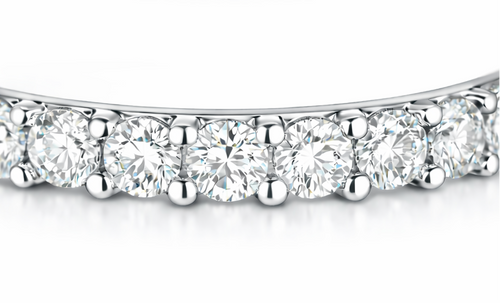 Anillo media alianza de brillantes de oro blanco