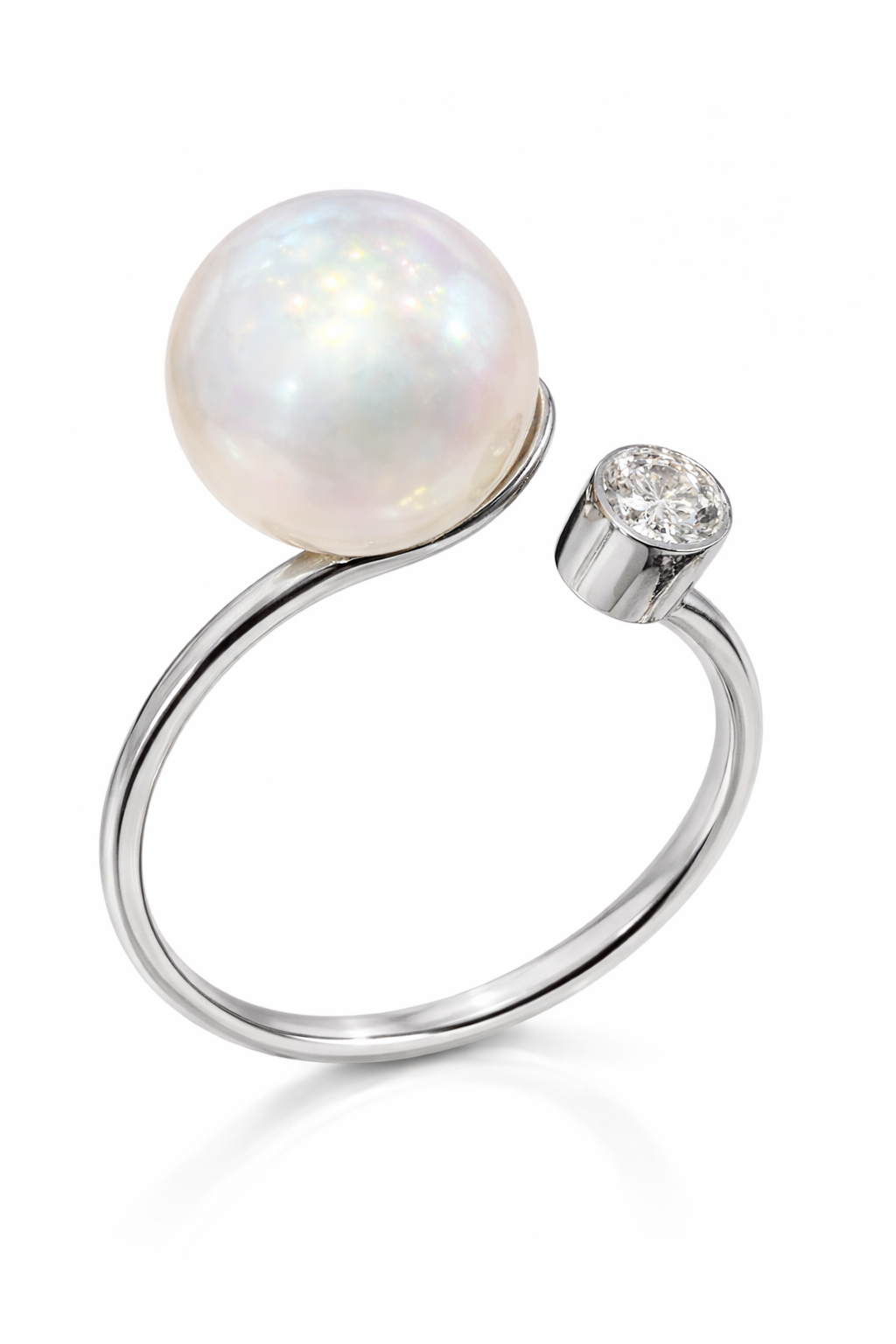 Anillo abierto de perla Akoya y diamante en oro blanco
