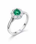 Anillo de oro blanco con esmeralda y halo de diamantes