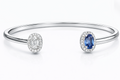 Pulsera abierta de oro blanco con zafiro azul y diamantes
