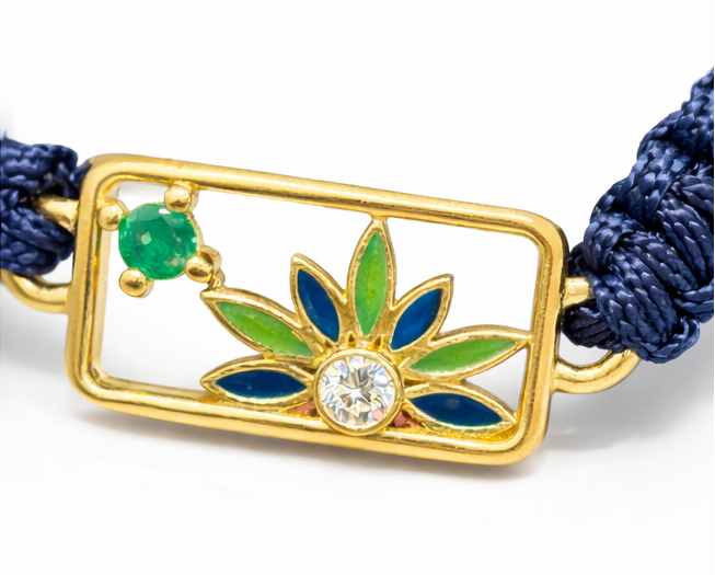 Pulsera Macramé Flor Esmaltada con Esmeralda y Diamante en Oro Amarillo
