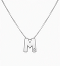 Colgante Letra M en Oro Blanco con Diamante