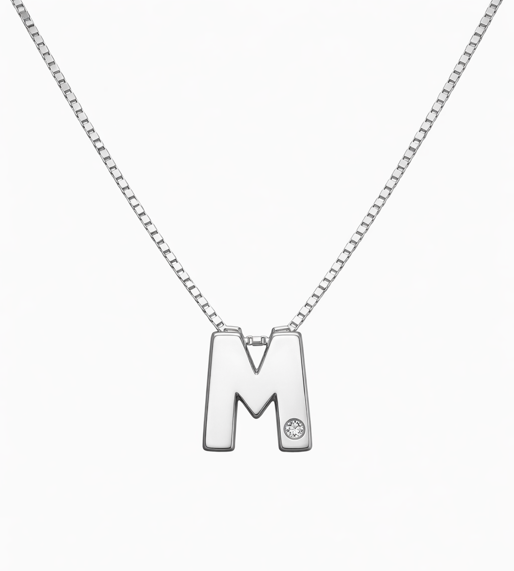 Colgante Letra M en Oro Blanco con Diamante