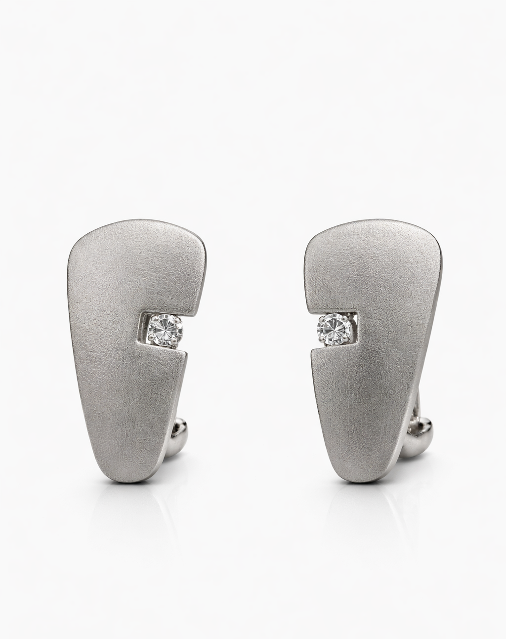 Pendientes de Oro Blanco Matizado con Diamante