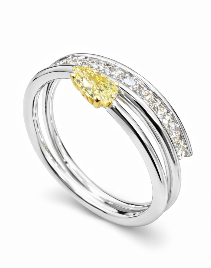 Anillo fancy de oro blanco con diamantes