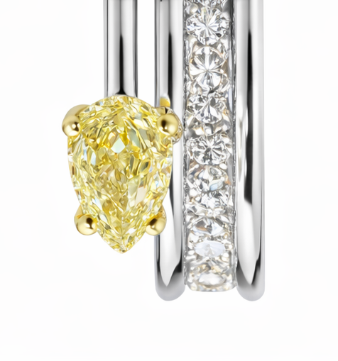 Anillo fancy de oro blanco con diamantes