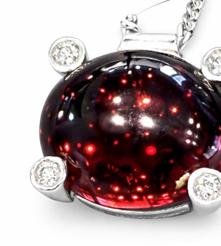 Colgante de Granate y Diamantes en Oro Blanco